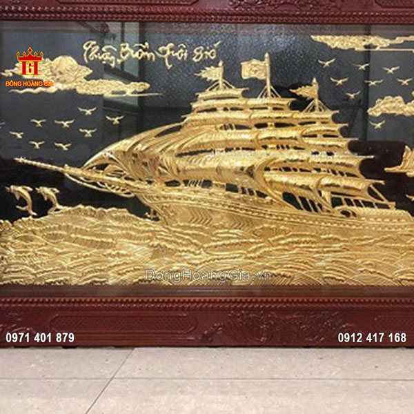 Hình ảnh thuyền buồm lướt nhẹ đi một cách nhẹ nhàng trên biển được các nghệ nhân chạm thúc vô cùng nổi bật ở trung tâm của bức tranh
